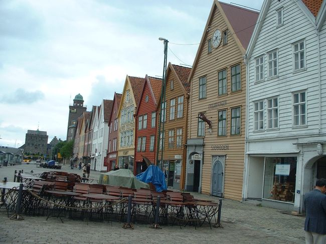 港に面して、木造家屋が立ち並んでいます。