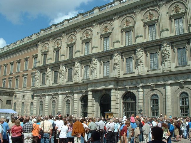 王宮前に人だかりが…。