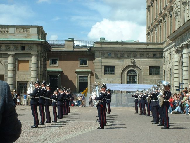 華々しく衛兵の交代式をしていました！<br />でも人垣で見えませんでした。（写真は演奏隊）