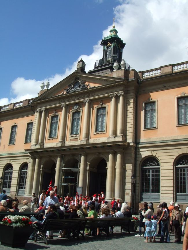 2001年に、ノーベル賞100周年を記念してオープンしたノーベル博物館です。<br />建物はかつての証券取引所だそうです。<br />入り口で子供達が演奏会をしていました。