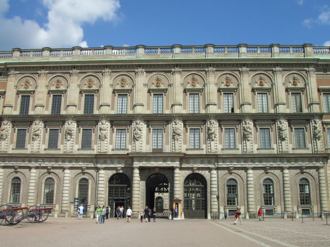 衛兵の交代式が終って、人もまばらな王宮前。<br />1982年までは代々王室の居城だったそうです。<br />現王室は、ドロットニングホルム宮殿に住んでいるそうです。