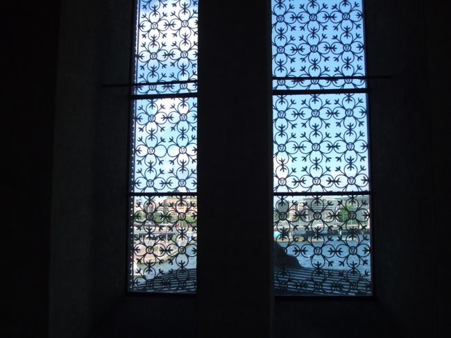 廊下の窓からは、青い空と青いメーラレン湖が。