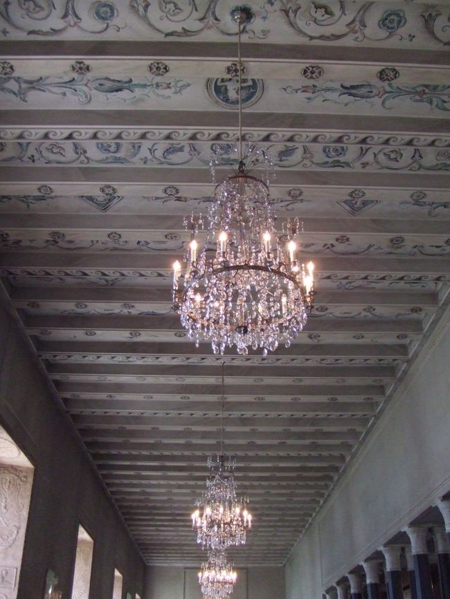 天井とシャンデリア、とても奇麗ですよね！