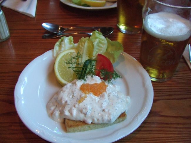 ホテルのすぐ目の前のレストランでディナーです。<br />