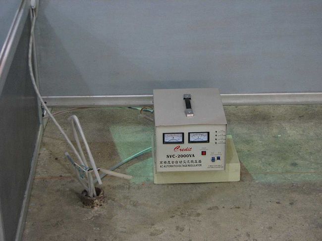 電源スタビライザ。<br /><br />先ほど利用したエレベータに、デジタル表示の周波数と電圧計があった。恐らく、エレベータの電源であろう。<br /><br />エレベータが動くと電圧が確か180Vまで下がった。<br /><br />これはよくあること（？）<br /><br />しかし、記憶が定かではありませんが、周波数が30Hz（公式には60Hz）まで変化したのにビクーリ！。<br /><br />おいらの感覚ではイルボンのACコンセントにて、48〜50Hzの範囲程度で変化するのは職場にて学習済みだが、こんなに変化するのにものすごく感動を覚えました。