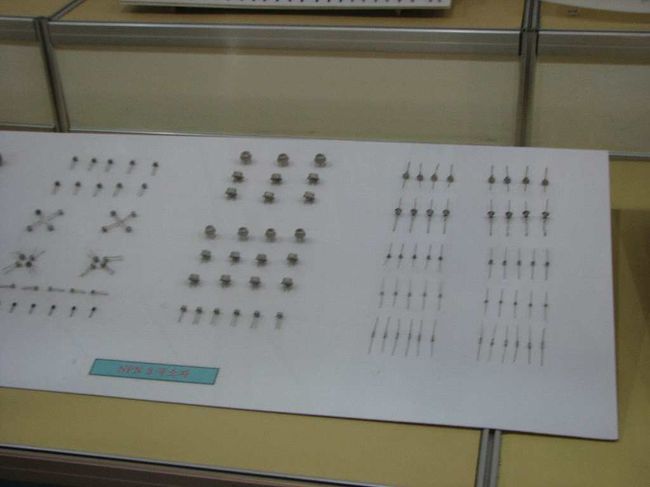 トランジスタ。<br />こういう置き方をするのは昔の日本でよく見かけたような・・・懐かしい感じである。