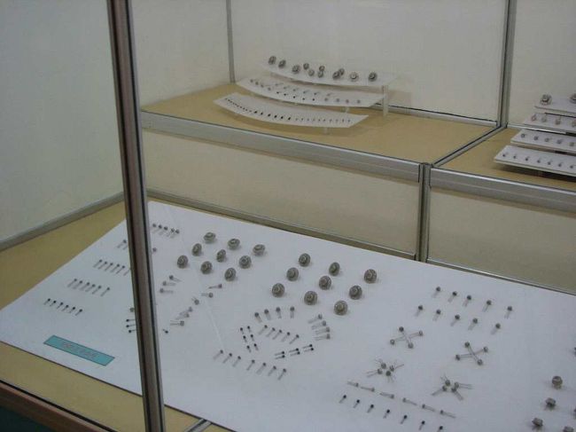 トランジスタ。<br />こういう置き方をするのは昔の日本でよく見かけたような・・・懐かしい感じである。<br /><br />そういえば、案内員同志に「こういう3本足の電子部品は、日本で何と言うんですか？」と聞かれたが、「トランジスタ、または石（いし）」言うと説明したが納得してもらえない。<br /><br />まー三本足＝トランジスタとは限らないし。しかしそういうことを説明しても、理解できそうにないし・・・