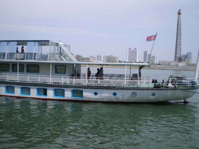 お昼は、船の平壌号で大同江をクルージングしながらの食事。