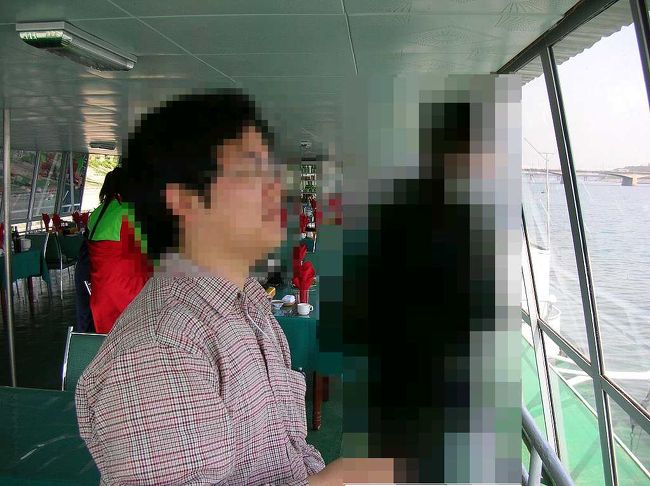 クルージング中。主体思想塔を眺めている（予定）