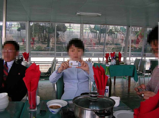 デジカメに興じる案内員同志。<br /><br />なんと、ソニー製のデジカメ。確か中国語のシールが貼ってあったので、中国経由からと思われ。