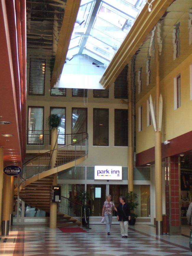 そんな空間がこの中にあるとは！<br />PARK INN SOLNAの入り口です。