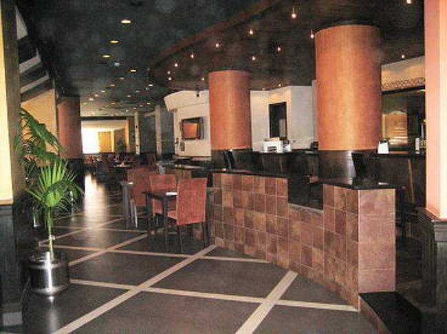 「Rs. 250なら対した量はないと思い、人数分注文。<br />これが期待以上に美味しく、結構ボリューム大、<br /><br />?ピザは女性なら２人で分けても大丈夫かも。　<br /><br />?、?には、チップスとサラダやニンジンソテーが添えられていてこれもボリューム大、<br /><br />?のパスタは好みがあるかも、残念ながら?のクラブサンドは注文しなかったのでコメントできないけど、きっと結構いけると思う。　<br /><br />?のチキンはティッカ味はイマイチ、辛いのが苦手な人ならひょっとして口に合うかも。」<br />　<br />