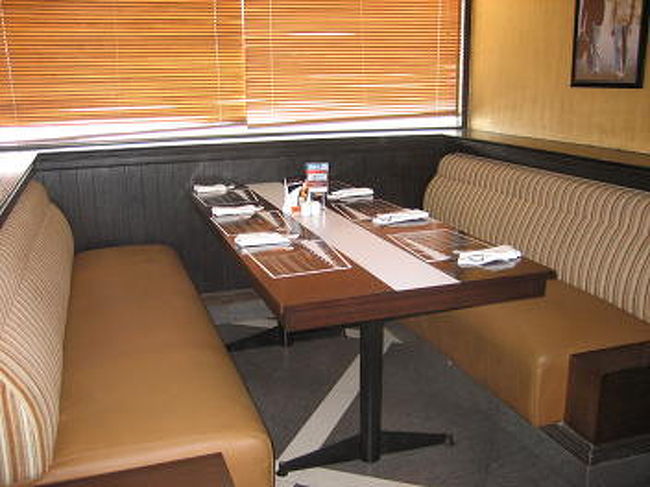 「ファーストフードといえば、ファーストフードだけど、結構美味しかったよ。　<br />アラカルトももちろんあるけど、Rs.250　Onlyにこだわる方は、これ。<br /><br />　サラダ付いてる？って聞いたら、付いてないって、じゃあって、サラダの種類は何があるって聞いたら、おまけでサラダ出してあげるって(☆)　<br />美味しいディップ付きでスティックサラダ（ニンジン、大根、きゅうり）が出て来ました。<br /><br />Taxが付いて、お支払いは、一人Rs.300になります。」<br /><br />モティさん、情報提供ありがとう！<br />またよろしくおねがいしま〜す♪<br /><br />