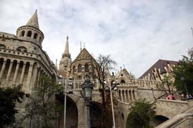 漁夫の砦をしたから見たところです。