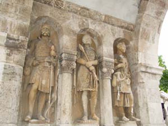 漁夫の砦の像。ヨーロッパでよく見る（像の）顔とは少し違うのが面白いです。