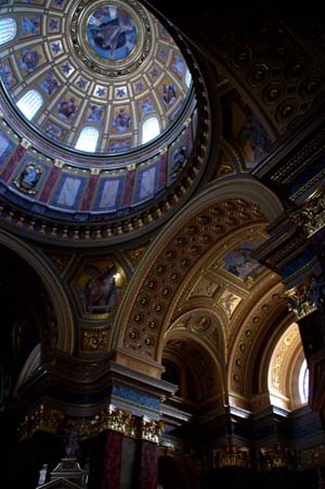 聖イシュトヴァーン大聖堂。先ほどのマーチャーシュ教会とはうってかわって、とてもきらびやかです。