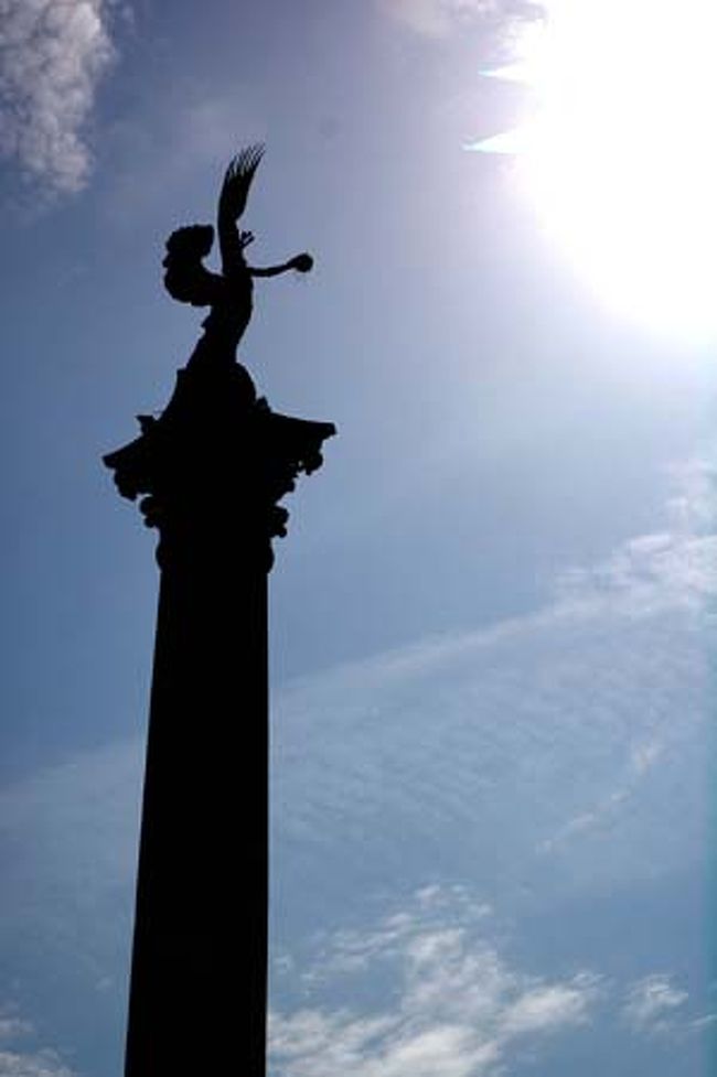 英雄広場の真ん中に立っている大天使像