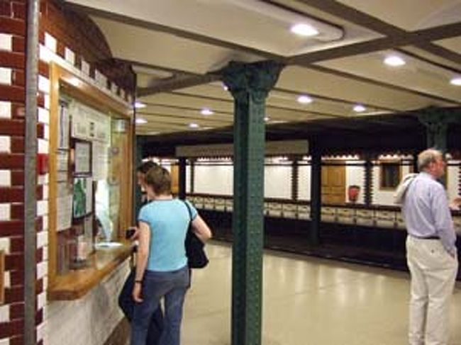 ヨーロッパで一番古い地下鉄だそうです。地下すぐのところにあるので変な感じ。でも使いやすくとっても便利でした。