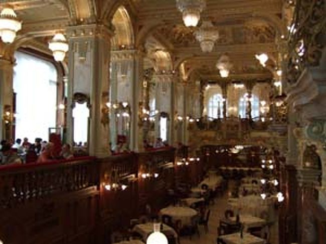 カフェ・ニューヨーク。わりと混んでいましたがゴージャスな雰囲気満喫できました。