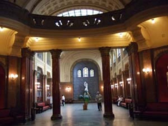 今回の目的の一つ、“ブタペストで温泉にはいる”・・・ゲッレールト温泉にいきました。<br />ホテルに宿泊している人はバスローブでうろうろ・・変なかんじ！