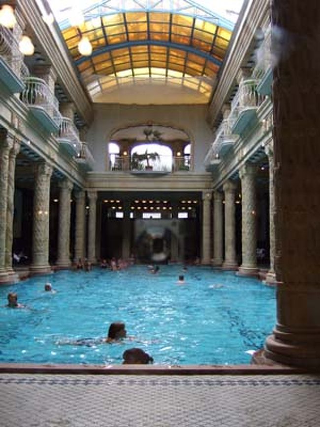 手前はプールです。このプール、底が斜めになっていて手前になればなるほど、ものすごく深い（３ｍ程）！プールの奥が温かいお風呂になっています。もちろん双方水着着用。