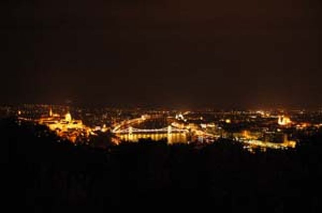 温泉でほっこりして食事を済ますと・・もう真っ暗でした。ゲッレールトの丘からの夜景。<br />