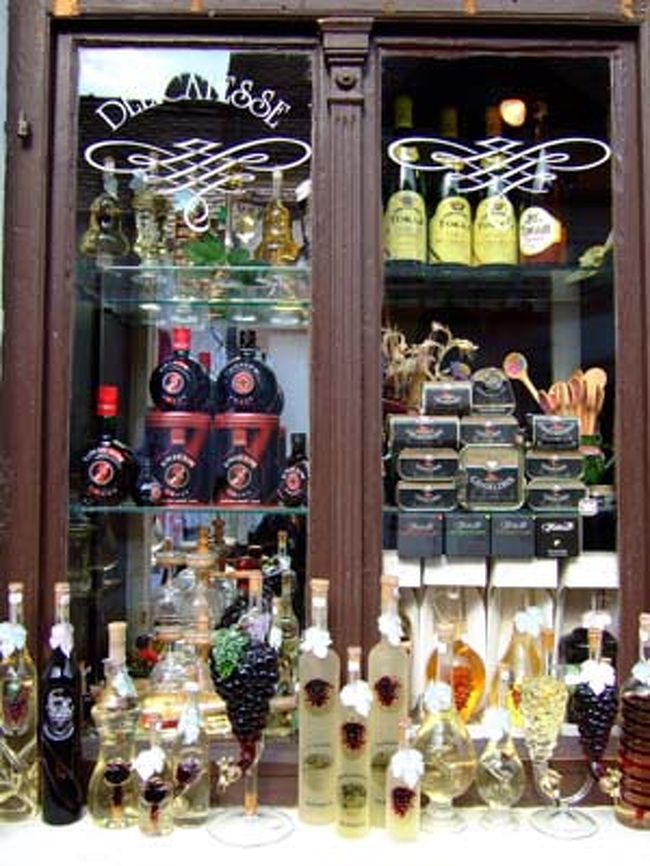 ハンガリーはワインが有名だそうで、お土産屋さんには色々なボトルのワインが置いてありました。とっても可愛らしいビンでどれもほしくなってしまいます。