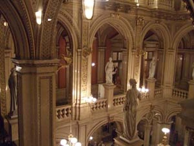 パリオペラ座のような、きらびやかさはありませんが、落ち着いた雰囲気で私はこっちの方が好き。