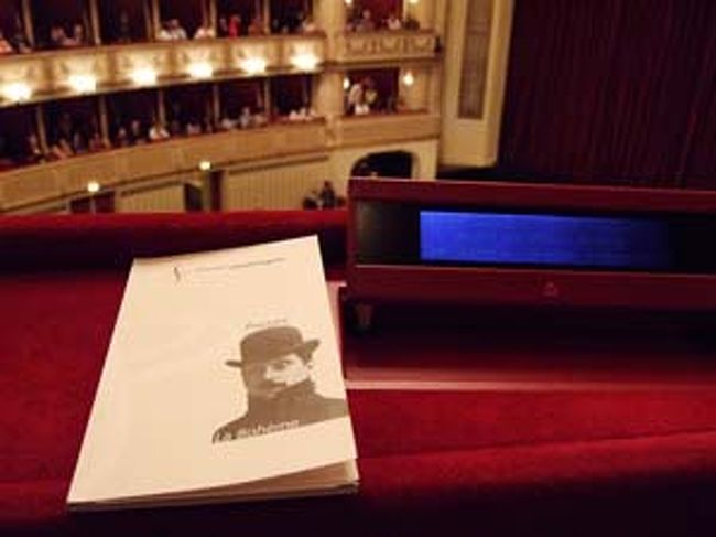 プッチーニ作曲のラ・ボエーム。パンフレットも小ぶりでいい感じ。席の前に字幕（英語・イタリア語等）が出ます。でもうっとうしいので途中で閉じました。（どうせ分からないもん）