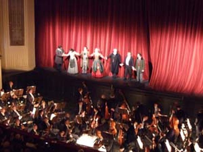 今回のボエームはゼフィレッリの演出でした。ロドルフォ役はアルバレス。<br />カーテンコールの時にゼフィレッリが出てきてびっくり！！観客は大喜びでした。<br />この内容で日本では考えられない位チケット安かったです。また行きたいな・・。