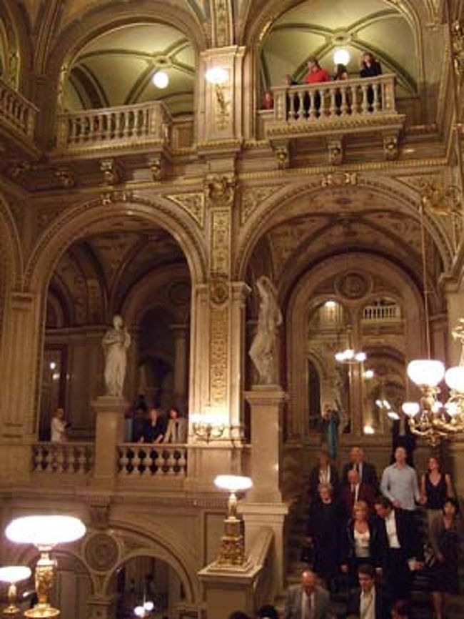 余韻にひたりながらオペラ座を後にしました。。。