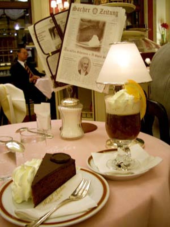 オペラの後に、オペラ座の向かいにあるザッハーホテルのカフェへ行きました。勿論頼むのはザッハートルテ。ものすごい大きさで食べきるのがやっとでした。<br />飲み物はマリアテレジア。モカにオレンジリキュールを加えてたっぷりのクリームがのっています。これ一つでとても美味しいのですが、ザッハートルテと一緒に飲んだので疲れてしまいました。。