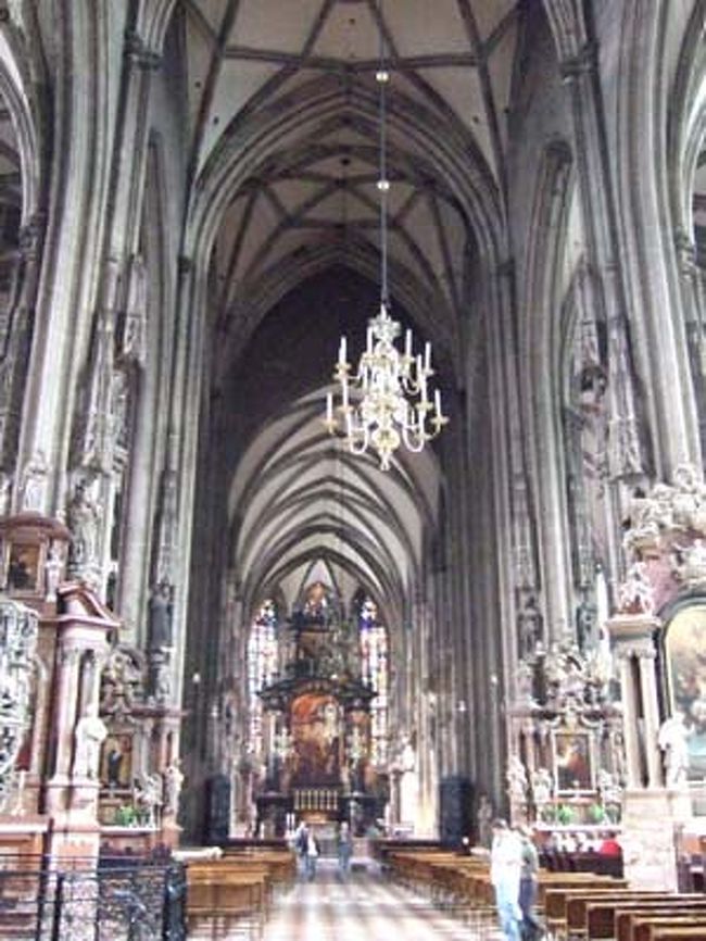シュテファン寺院の中です。ここでモーツアルトは結婚式を挙げたんですよね・・。
