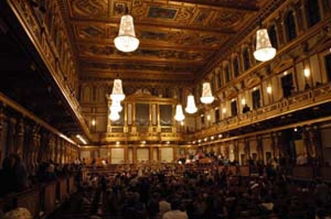 ワインで気持ちよくなったところで楽友会館へ。<br />黄金のホールで演奏を聴いてみたくてチケットを取りました。