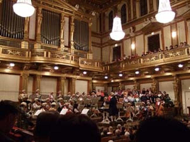 モーツアルトオーケストラのコンサート。観光客向けのコンサートですがエンタメとして十分に楽しめます。本当に楽しかったです。