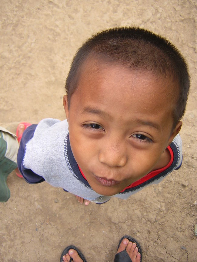 孤児とは思えぬ明るくて芸が達者な男の子です。