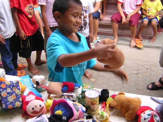 与えられる機会が多い孤児に自分の好きなものを選んで貰いました。<br />はにかみながらも喜んでいます。