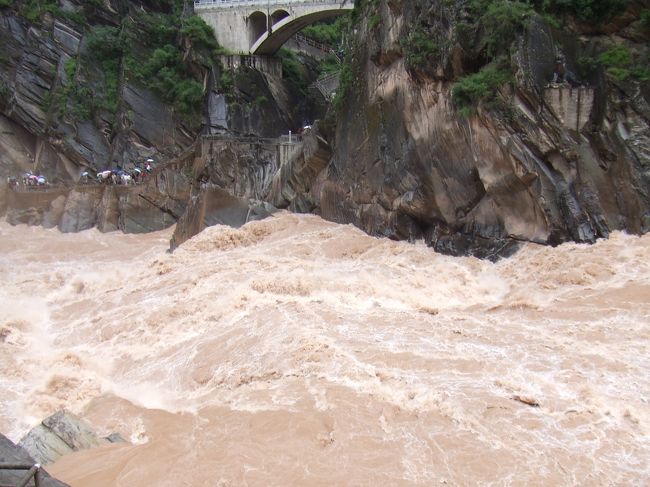 ２日目。<br />前日に申し込んでおいた３泊４日の<br />現地ツアーに参加しました。（８００元）<br />ラッキーなことに、定員オーバーで大型バスにのれず、海南からきた女性３人とタクシーチャーターという形になりました。<br /><br />麗江からシャングリラに向かう途中の虎跳峡。<br />すごい迫力の濁流です。<br />このあたりからチベット族居住エリアに入ってきます。