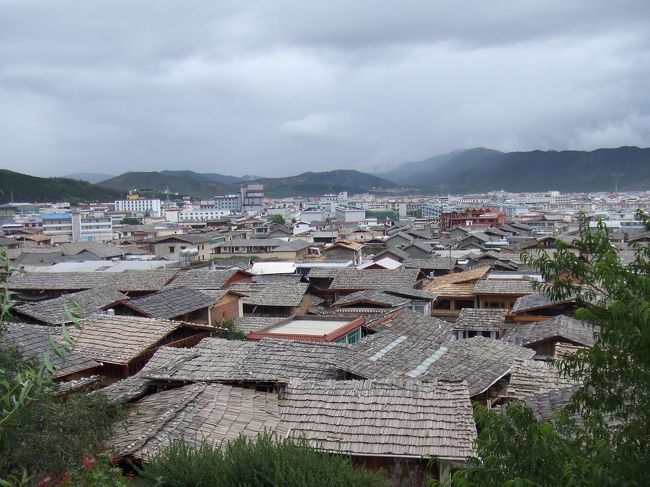 手前がシャングリラの旧市街、<br />奥が新市街。<br /><br />シャングリラはチベット族自治州の中心都市。<br /><br />ホテル着後、友人の紹介で現地でガイドをしている<br />チベット族の方に旧市街を案内してもらいました。<br /><br />