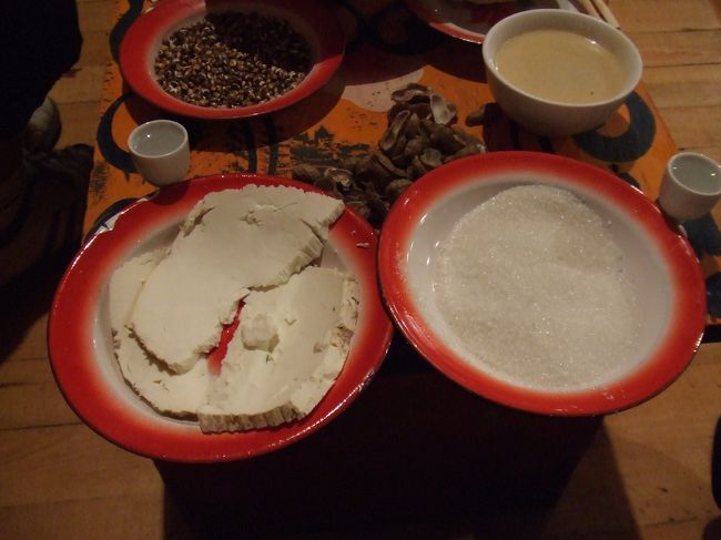 夜、無料で連れて行ってもらったショー。<br />チベット族による歌あり、踊りあり。<br /><br />口に合わないとわかっていつつ、勧められて<br />口にしたチベットチーズ、つまみ、お茶<br />どれをとってもやっぱり口に合いませんでした。<br />