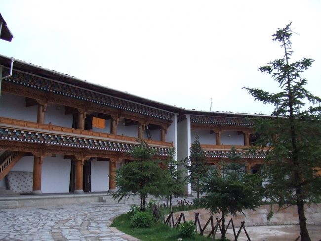 ツアーで手配されたホテルが余りにも汚かった為、<br />知人にホテルが汚いとぽろりと漏らしたら、<br />な、なんと、タダでチベットスタイルの３星クラスの<br />ホテルを手配してくれました。<br />これには感激しました。<br /><br />お部屋の中もチベットスタイルでした。