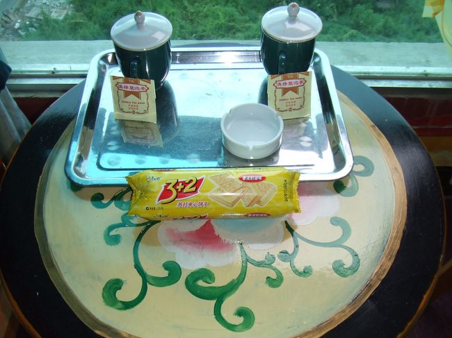 シャングリラは標高３０００ｍくらいありますので、<br />お菓子の袋がパンパンに膨らんでました。<br /><br />ただ、車で徐々に標高を上げてきたせいか、<br />息苦しい感じは一切しませんでした。