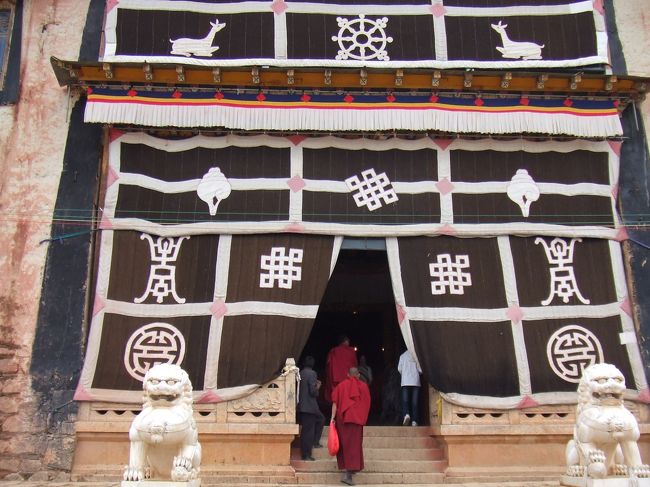 朝いちで、松賛林(ソンツェンリン)寺に行きました。<br /><br />いやー、チベット寺院はいいですね。<br />理屈ナシで好きです。<br />とはいうものの、寺より寺の近くで<br />飼われていたチベット犬が印象に残りました。<br />希少価値のあるチベット犬は数万元で取引されているそうです。性格は獰猛でクマにも勝つらしいです。<br /><br />チベット犬と一緒に写真をとるのに１０元かかり、<br />同じツアーの女子大生が１０元払っていました。