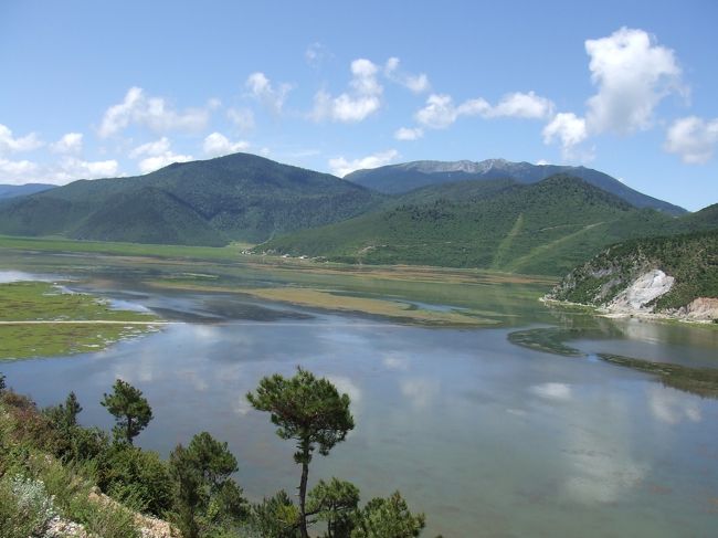 次の観光地ナパ海につくころには<br />曇っていた空が晴れはじめました。<br /><br />海といっても海ではなく、<br />乾季には草原、雨季には湖になるくぼ地です。<br /><br />