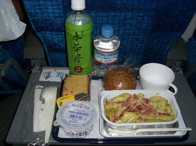 機内食２個目。<br /><br />ベーコンのペンネグラタン。<br />これは、普通においしかったです。<br /><br />普段ほとんど機内食を食べない相方も<br />食べてましたし！<br /><br />あ、ちなみにこれが、<br />１５０円の高級茶と、タダ水です。