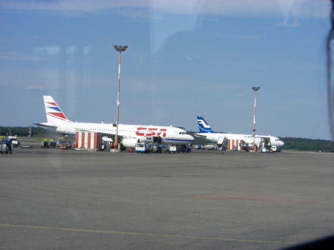 チェコ航空の小さな飛行機は離れたところに<br />泊まってました。<br /><br />飛行機の外側とか、乗務員の制服のデザインは、<br />ちょっとレトロだけど、<br />中は新しくてキレイです！