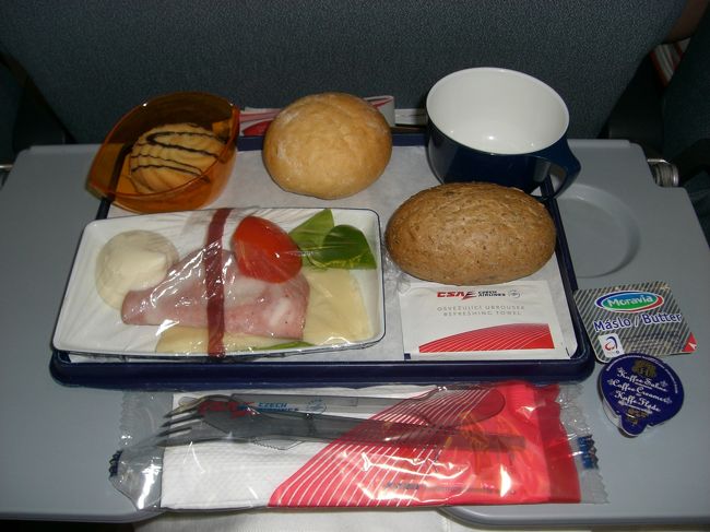 チェコ航空の機内食。<br /><br />不覚にも飛行機酔い・・・。<br />食べてません。<br /><br />ひとつ、クッキーがサクサクじゃなくて、<br />思ってない食感と味でした。
