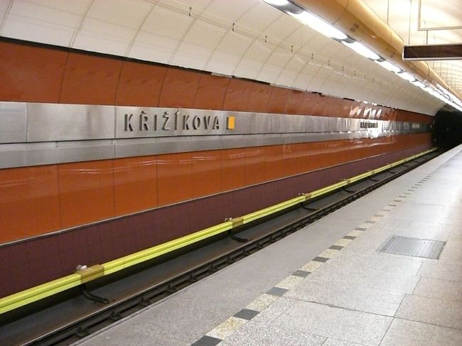 ホテルで壊れたスーツケースとの<br />記念撮影を済ませて、いざ、夜ごはんへ！！<br /><br />口コミどおり、<br />プラハの地下鉄はおしゃれな駅！<br />