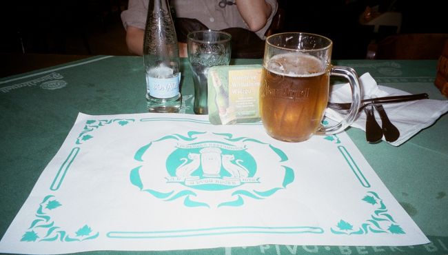 記念すべき一食目は、<br /><br />２匹のねこ「ウ・ドゥヴォ・コチュク」<br />ねこだらけ〜♪<br /><br />地下鉄のＢ号線、ナーロドニー・トゥジーダ駅より。<br />プラハの街は地図をみて思ってたより<br />小さいな。っいうのが感想です。<br />駅から意外と近かったです。