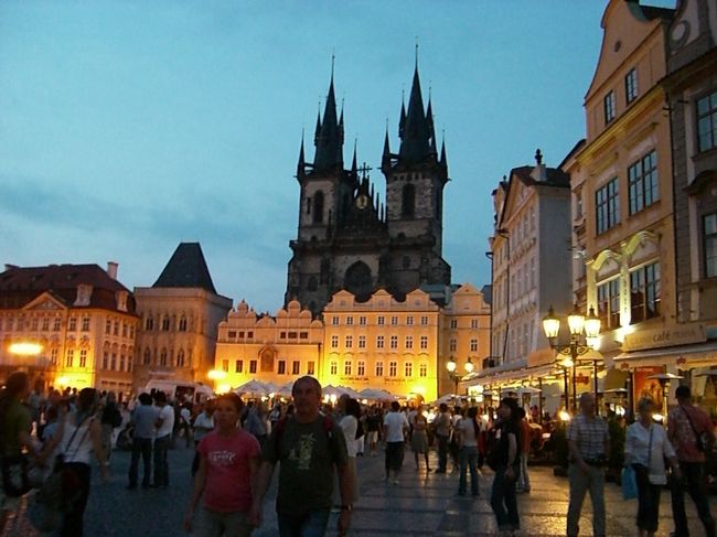 ２匹の猫から共和国広場まで<br />酔い醒ましに歩きました。<br /><br />９時半くらいまで明るいんです♪<br />人もいっぱい☆<br />相方によるとチェコに秋に行った人が、<br />「４時くらいにもう薄暗くなって・・・。」<br />っていうのを聞いていたから、<br />６月に来てよかったよ！！<br />